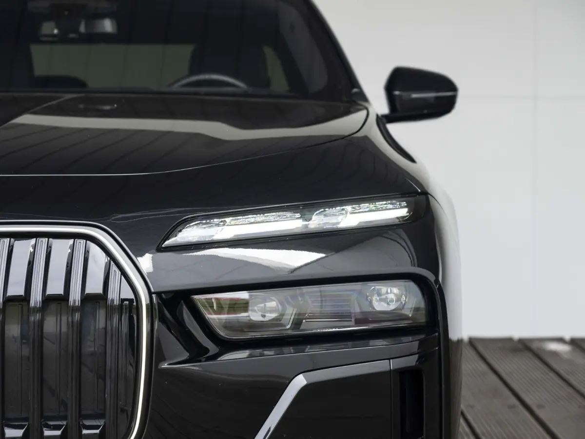 xDrive60 SoH 100% | M Sportpakket Pro | Connoisseur Pack | Climate Acoustics Pack | Active Steering | 21 inch | Iconic Glow kristalkoplampen | Stoelventilatie | Driving Assistant Professiona