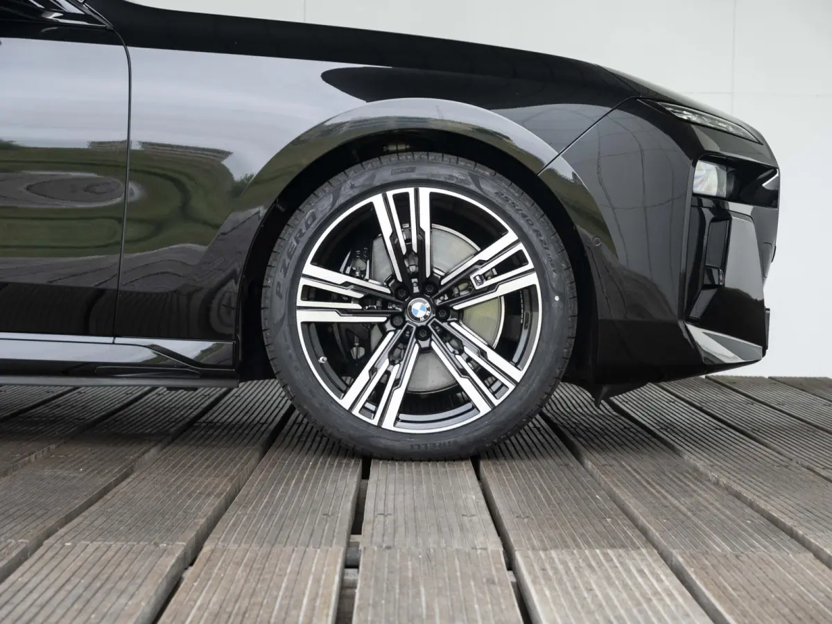xDrive60 SoH 100% | M Sportpakket Pro | Connoisseur Pack | Climate Acoustics Pack | Active Steering | 21 inch | Iconic Glow kristalkoplampen | Stoelventilatie | Driving Assistant Professiona