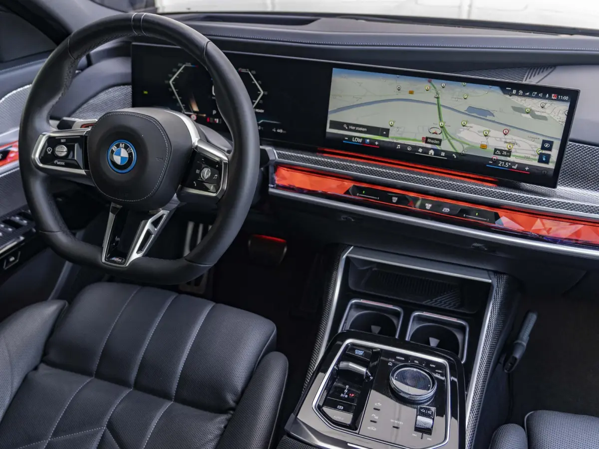 xDrive60 SoH 100% | M Sportpakket Pro | Connoisseur Pack | Climate Acoustics Pack | Active Steering | 21 inch | Iconic Glow kristalkoplampen | Stoelventilatie | Driving Assistant Professiona