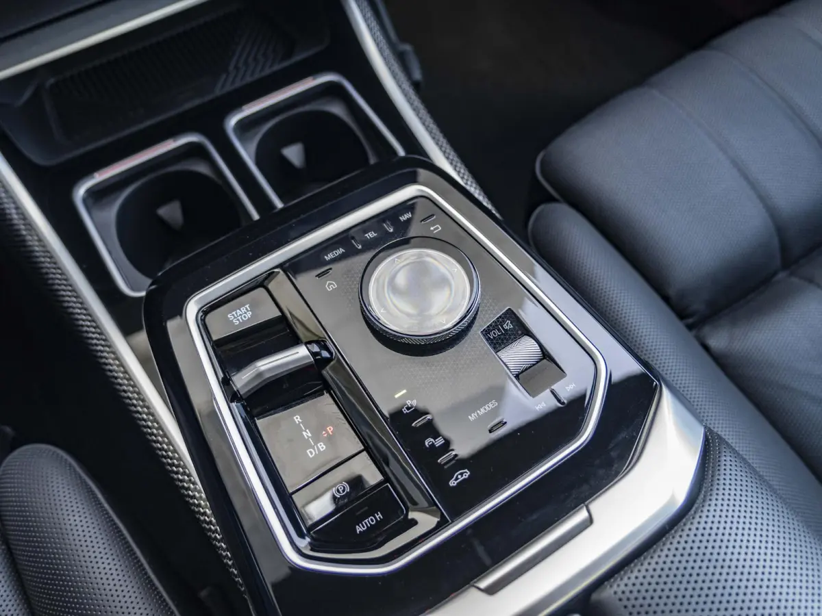 xDrive60 SoH 100% | M Sportpakket Pro | Connoisseur Pack | Climate Acoustics Pack | Active Steering | 21 inch | Iconic Glow kristalkoplampen | Stoelventilatie | Driving Assistant Professiona