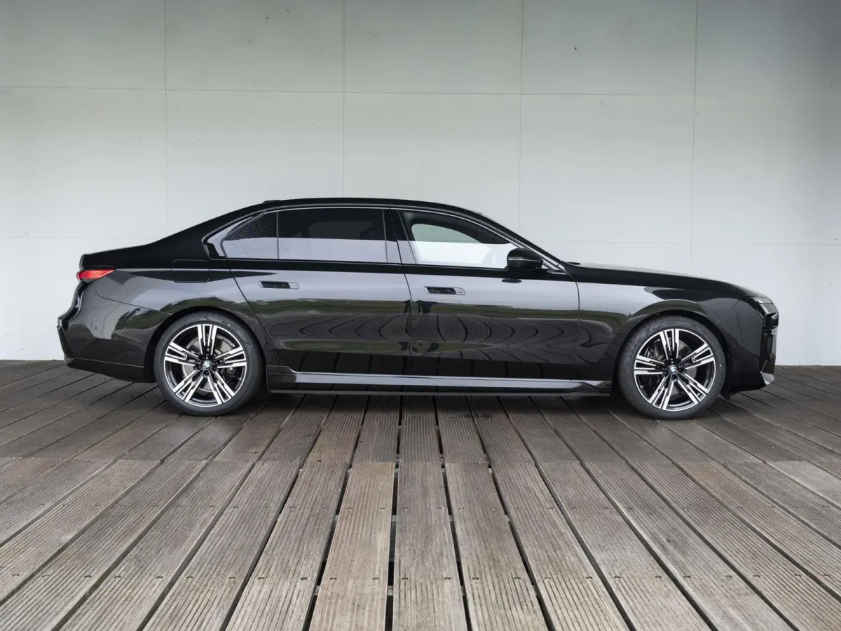 xDrive60 SoH 100% | M Sportpakket Pro | Connoisseur Pack | Climate Acoustics Pack | Active Steering | 21 inch | Iconic Glow kristalkoplampen | Stoelventilatie | Driving Assistant Professiona