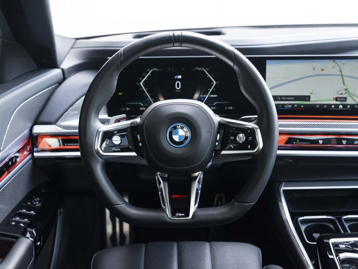 xDrive60 SoH 100% | M Sportpakket Pro | Connoisseur Pack | Climate Acoustics Pack | Active Steering | 21 inch | Iconic Glow kristalkoplampen | Stoelventilatie | Driving Assistant Professiona