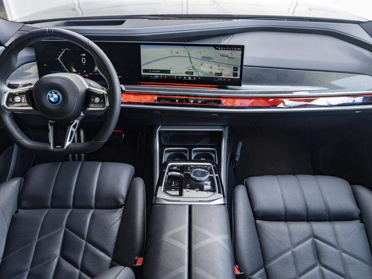 xDrive60 SoH 100% | M Sportpakket Pro | Connoisseur Pack | Climate Acoustics Pack | Active Steering | 21 inch | Iconic Glow kristalkoplampen | Stoelventilatie | Driving Assistant Professiona