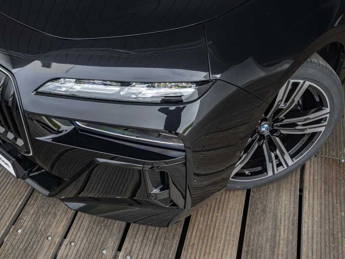 xDrive60 SoH 100% | M Sportpakket Pro | Connoisseur Pack | Climate Acoustics Pack | Active Steering | 21 inch | Iconic Glow kristalkoplampen | Stoelventilatie | Driving Assistant Professiona