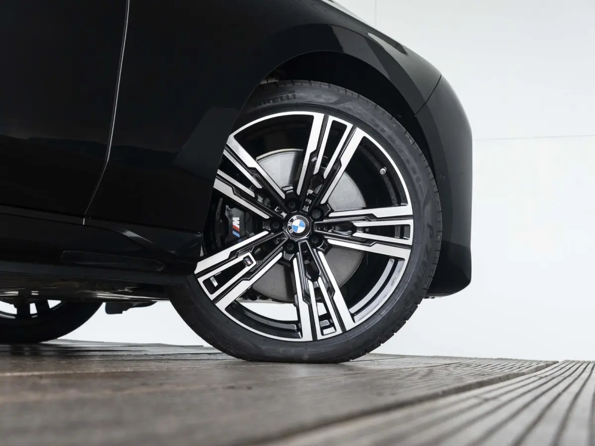 xDrive60 SoH 100% | M Sportpakket Pro | Connoisseur Pack | Climate Acoustics Pack | Active Steering | 21 inch | Iconic Glow kristalkoplampen | Stoelventilatie | Driving Assistant Professiona