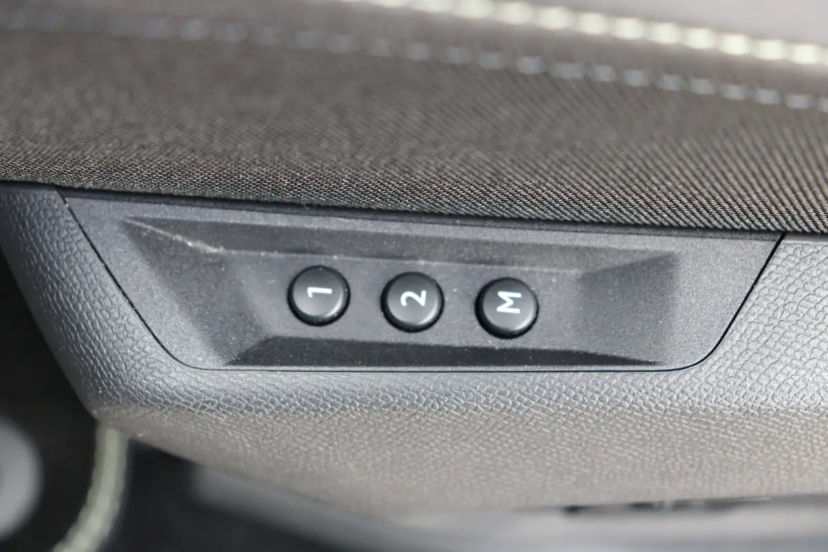 1.2 Hybrid 136 GT 7p | Schuif kanteldak | Alcantara | 360 Pakket | | Panoramadak | Rondomzicht camera | Voorstoelen verwarmd | Achterbank verwarmd | Navi | Apple Carplay/Android  |