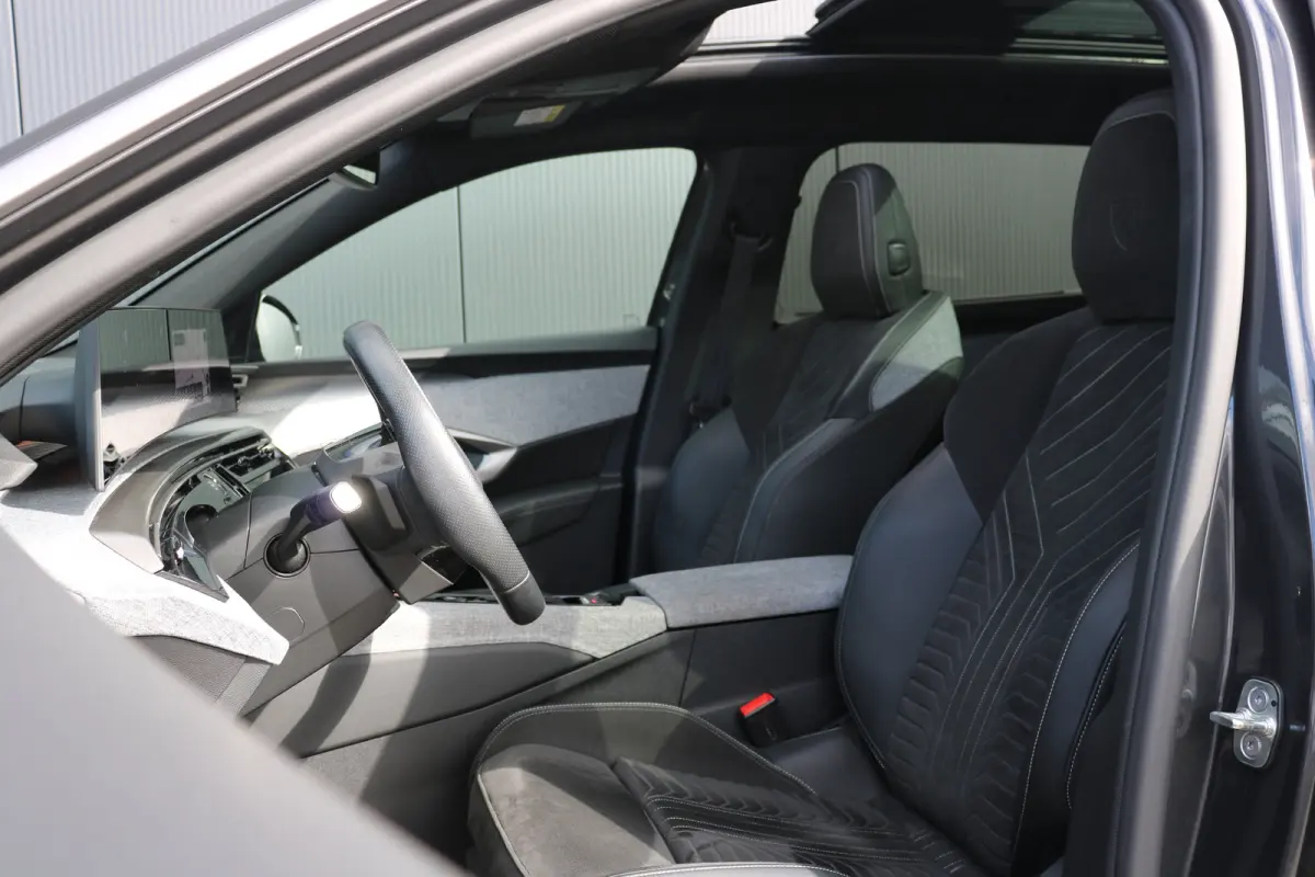 1.2 Hybrid 136 GT 7p | Schuif kanteldak | Alcantara | 360 Pakket | | Panoramadak | Rondomzicht camera | Voorstoelen verwarmd | Achterbank verwarmd | Navi | Apple Carplay/Android  |