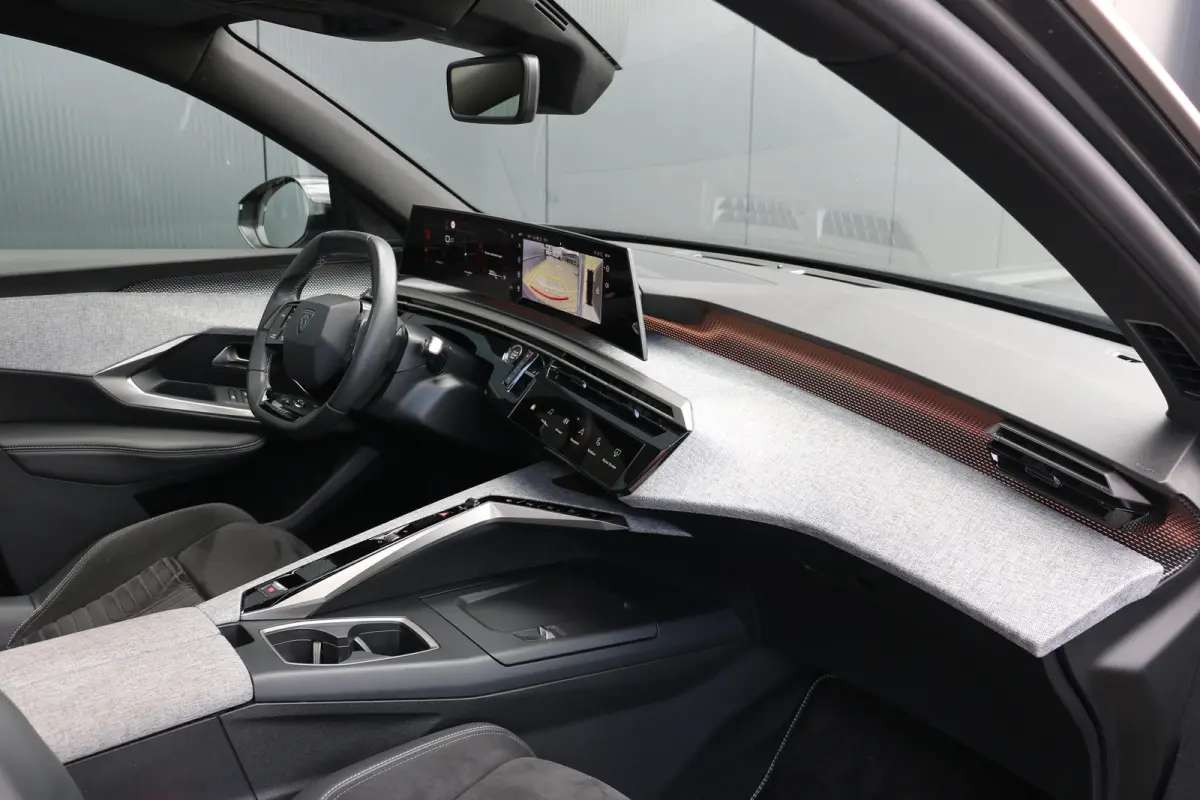 1.2 Hybrid 136 GT 7p | Schuif kanteldak | Alcantara | 360 Pakket | | Panoramadak | Rondomzicht camera | Voorstoelen verwarmd | Achterbank verwarmd | Navi | Apple Carplay/Android  |