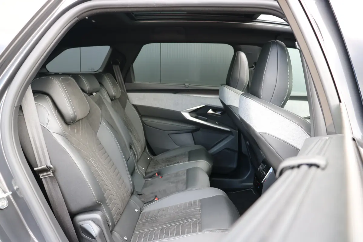 1.2 Hybrid 136 GT 7p | Schuif kanteldak | Alcantara | 360 Pakket | | Panoramadak | Rondomzicht camera | Voorstoelen verwarmd | Achterbank verwarmd | Navi | Apple Carplay/Android  |