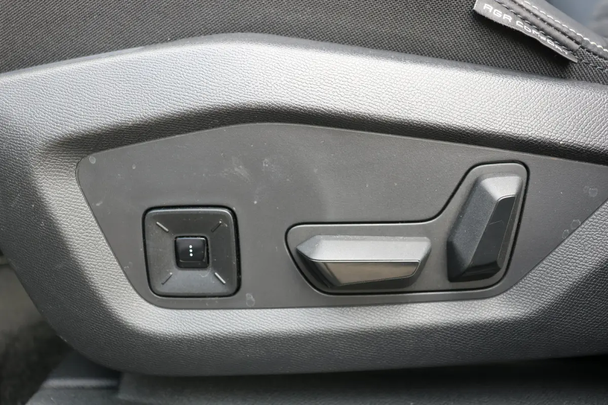 1.2 Hybrid 136 GT 7p | Schuif kanteldak | Alcantara | 360 Pakket | | Panoramadak | Rondomzicht camera | Voorstoelen verwarmd | Achterbank verwarmd | Navi | Apple Carplay/Android  |
