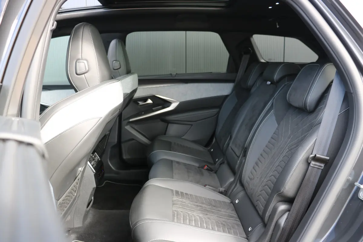 1.2 Hybrid 136 GT 7p | Schuif kanteldak | Alcantara | 360 Pakket | | Panoramadak | Rondomzicht camera | Voorstoelen verwarmd | Achterbank verwarmd | Navi | Apple Carplay/Android  |