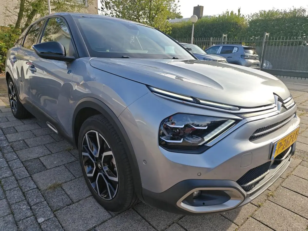 Feel Pack 50 kWh CARPLAY | STUUR+ STOEL+ VOORRUIT VERWARMING | CAMERA | ADAPTIVE CRUISE
