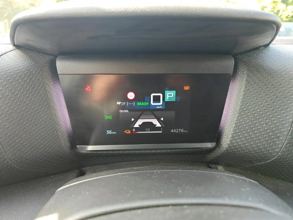 Feel Pack 50 kWh CARPLAY | STUUR+ STOEL+ VOORRUIT VERWARMING | CAMERA | ADAPTIVE CRUISE