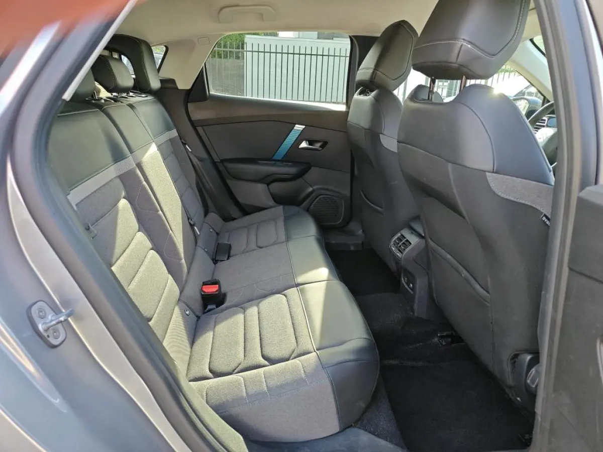 Feel Pack 50 kWh CARPLAY | STUUR+ STOEL+ VOORRUIT VERWARMING | CAMERA | ADAPTIVE CRUISE
