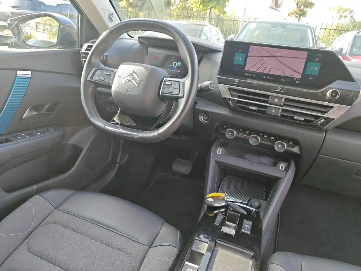 Feel Pack 50 kWh CARPLAY | STUUR+ STOEL+ VOORRUIT VERWARMING | CAMERA | ADAPTIVE CRUISE