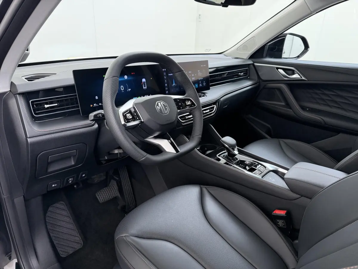 1.5 Luxury VAN: € 39.900- VOOR: € 33.330,- UW HERFSTVOORDEEL: € 6.470| ,-PLUG-IN HYBRIDE | 272 PK | NIEUWE AUTO | >1.000 KM TOTAAL BEREIK | 1E REGISTRATIE 03-2026 | 360° CAMERA | ELEK