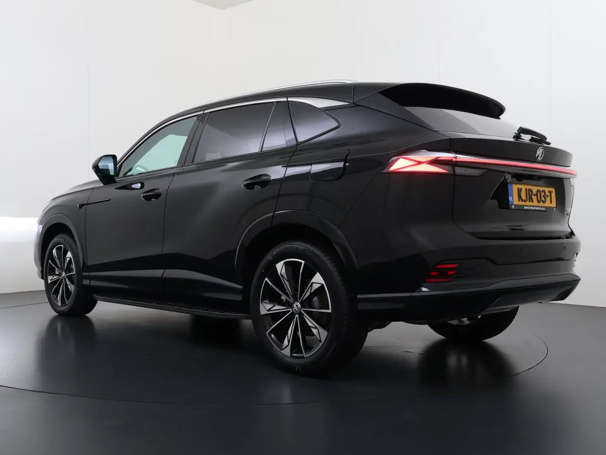 1.5 Luxury VAN: € 39.900- VOOR: € 33.330,- UW HERFSTVOORDEEL: € 6.470| ,-PLUG-IN HYBRIDE | 272 PK | NIEUWE AUTO | >1.000 KM TOTAAL BEREIK | 1E REGISTRATIE 03-2026 | 360° CAMERA | ELEK