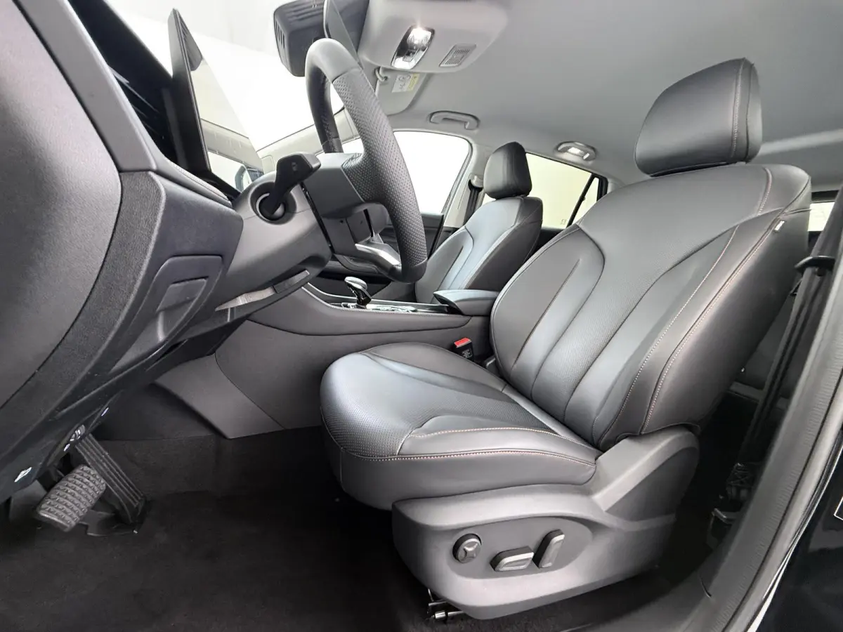 1.5 Luxury VAN: € 39.900- VOOR: € 33.330,- UW HERFSTVOORDEEL: € 6.470| ,-PLUG-IN HYBRIDE | 272 PK | NIEUWE AUTO | >1.000 KM TOTAAL BEREIK | 1E REGISTRATIE 03-2026 | 360° CAMERA | ELEK