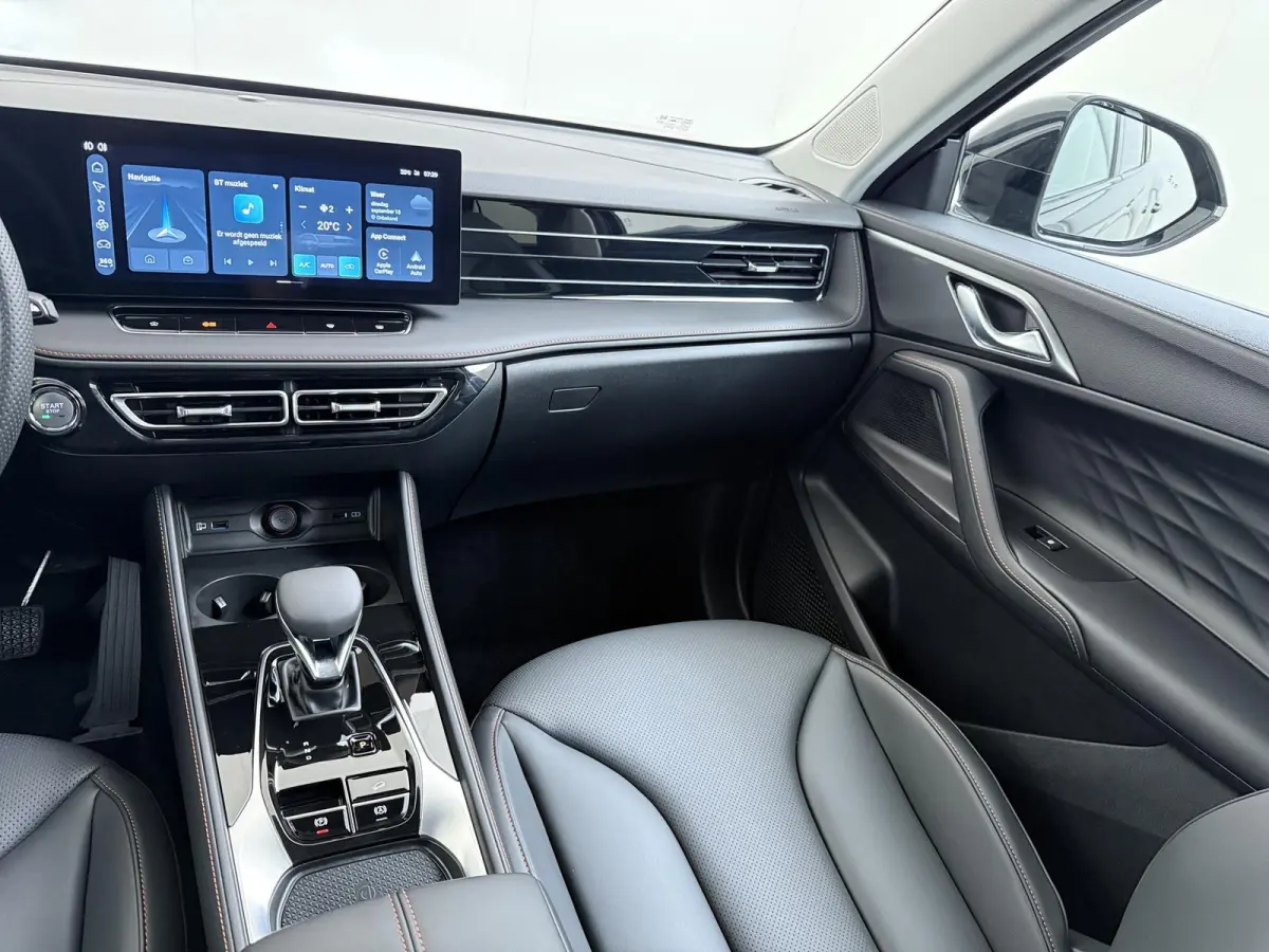 1.5 Luxury VAN: € 39.900- VOOR: € 33.330,- UW HERFSTVOORDEEL: € 6.470| ,-PLUG-IN HYBRIDE | 272 PK | NIEUWE AUTO | >1.000 KM TOTAAL BEREIK | 1E REGISTRATIE 03-2026 | 360° CAMERA | ELEK