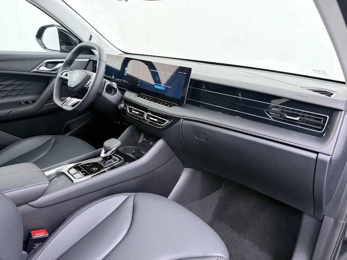 1.5 Luxury VAN: € 39.900- VOOR: € 33.330,- UW HERFSTVOORDEEL: € 6.470| ,-PLUG-IN HYBRIDE | 272 PK | NIEUWE AUTO | >1.000 KM TOTAAL BEREIK | 1E REGISTRATIE 03-2026 | 360° CAMERA | ELEK
