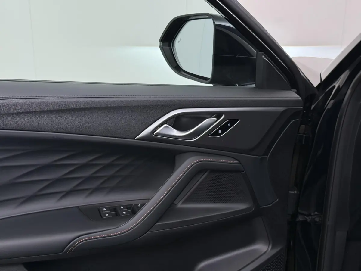 1.5 Luxury VAN: € 39.900- VOOR: € 33.330,- UW HERFSTVOORDEEL: € 6.470| ,-PLUG-IN HYBRIDE | 272 PK | NIEUWE AUTO | >1.000 KM TOTAAL BEREIK | 1E REGISTRATIE 03-2026 | 360° CAMERA | ELEK