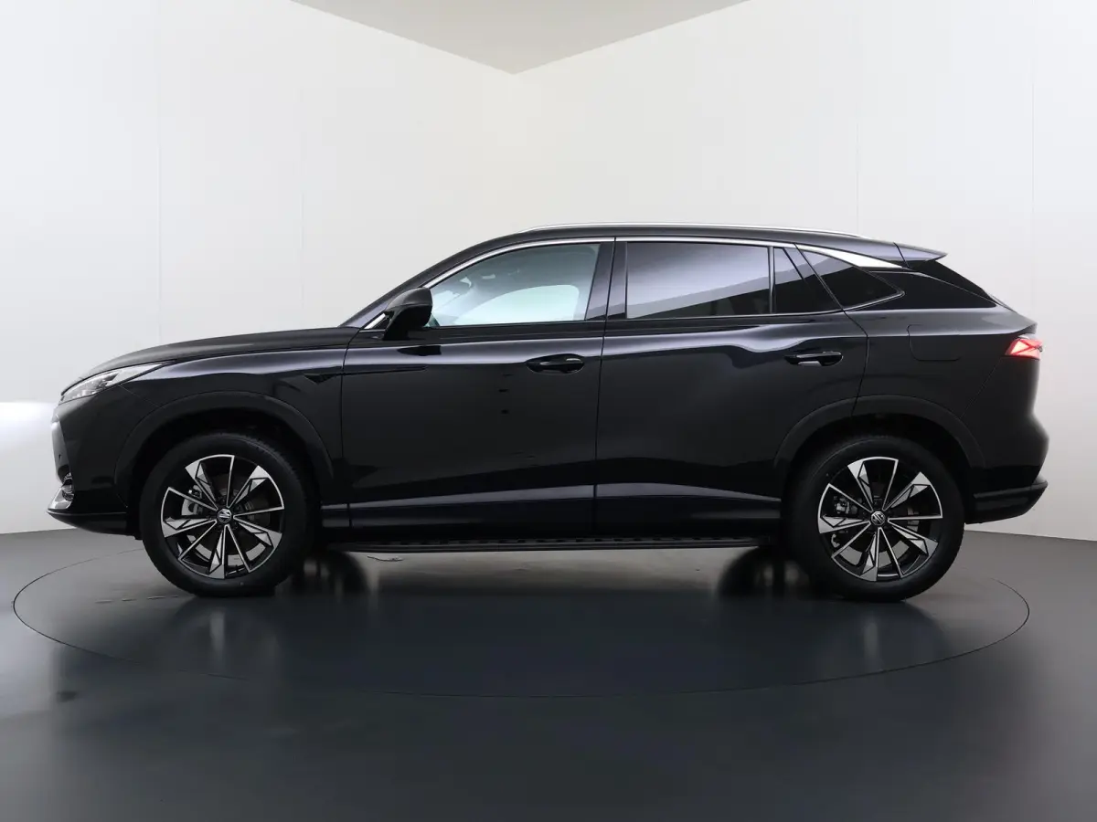 1.5 Luxury VAN: € 39.900- VOOR: € 33.330,- UW HERFSTVOORDEEL: € 6.470| ,-PLUG-IN HYBRIDE | 272 PK | NIEUWE AUTO | >1.000 KM TOTAAL BEREIK | 1E REGISTRATIE 03-2026 | 360° CAMERA | ELEK