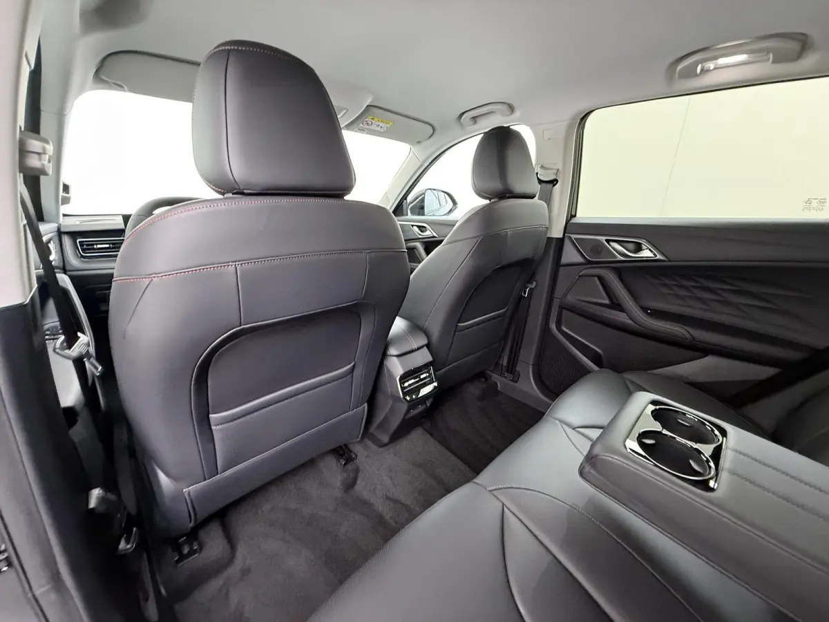 1.5 Luxury VAN: € 39.900- VOOR: € 33.330,- UW HERFSTVOORDEEL: € 6.470| ,-PLUG-IN HYBRIDE | 272 PK | NIEUWE AUTO | >1.000 KM TOTAAL BEREIK | 1E REGISTRATIE 03-2026 | 360° CAMERA | ELEK