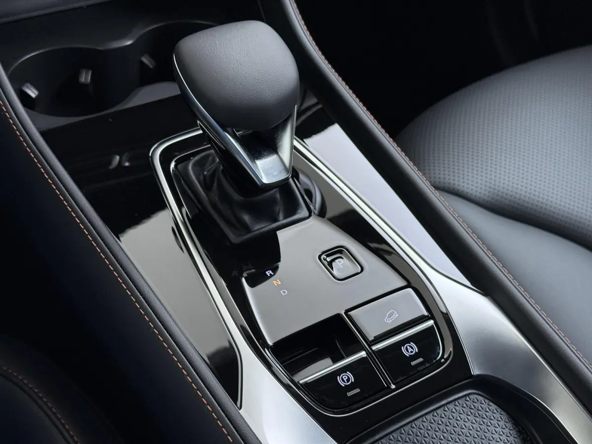 1.5 Luxury VAN: € 39.900- VOOR: € 33.330,- UW HERFSTVOORDEEL: € 6.470| ,-PLUG-IN HYBRIDE | 272 PK | NIEUWE AUTO | >1.000 KM TOTAAL BEREIK | 1E REGISTRATIE 03-2026 | 360° CAMERA | ELEK