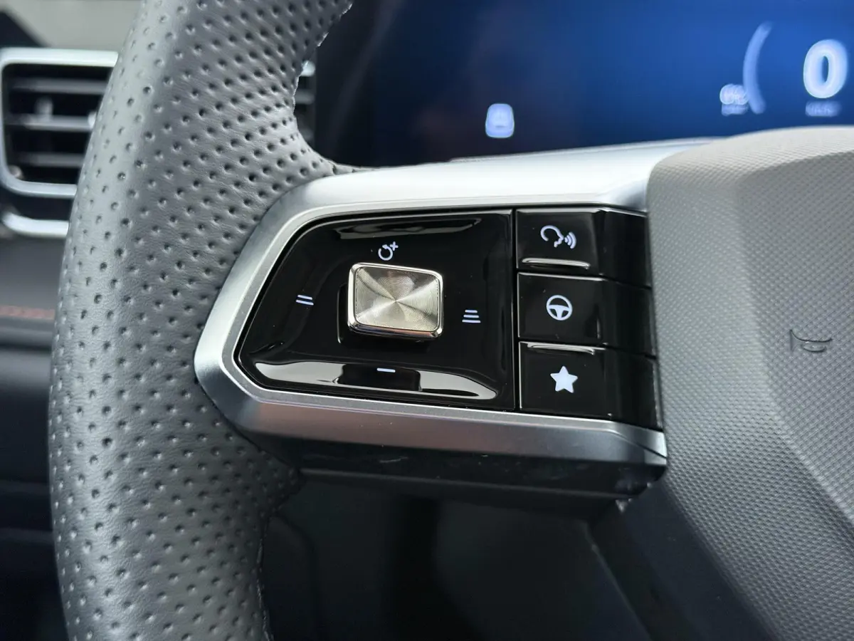 1.5 Luxury VAN: € 39.900- VOOR: € 33.330,- UW HERFSTVOORDEEL: € 6.470| ,-PLUG-IN HYBRIDE | 272 PK | NIEUWE AUTO | >1.000 KM TOTAAL BEREIK | 1E REGISTRATIE 03-2026 | 360° CAMERA | ELEK