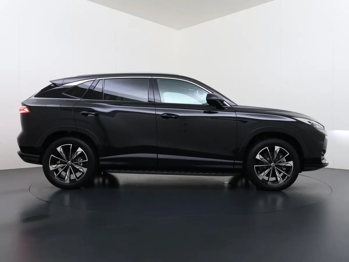 1.5 Luxury VAN: € 39.900- VOOR: € 33.330,- UW HERFSTVOORDEEL: € 6.470| ,-PLUG-IN HYBRIDE | 272 PK | NIEUWE AUTO | >1.000 KM TOTAAL BEREIK | 1E REGISTRATIE 03-2026 | 360° CAMERA | ELEK