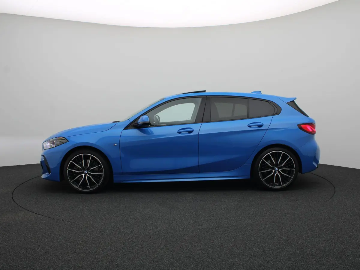 5-deurs 120i High Executive | M Sportpakket | Comfort Pack | Parking Pack | Stuurwielrand Verwarmd | Panoramadak | M Sportstoelen | Head Up Display | 19''