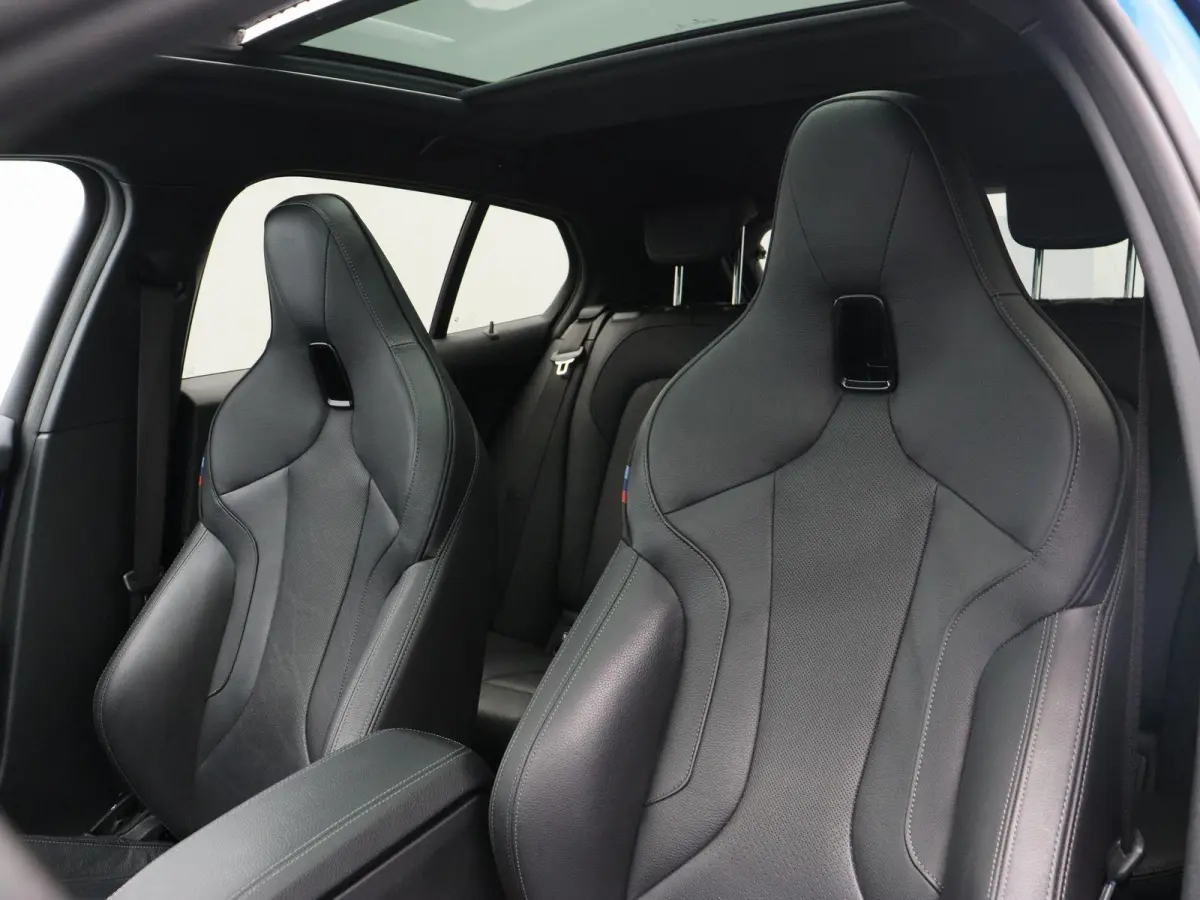5-deurs 120i High Executive | M Sportpakket | Comfort Pack | Parking Pack | Stuurwielrand Verwarmd | Panoramadak | M Sportstoelen | Head Up Display | 19''