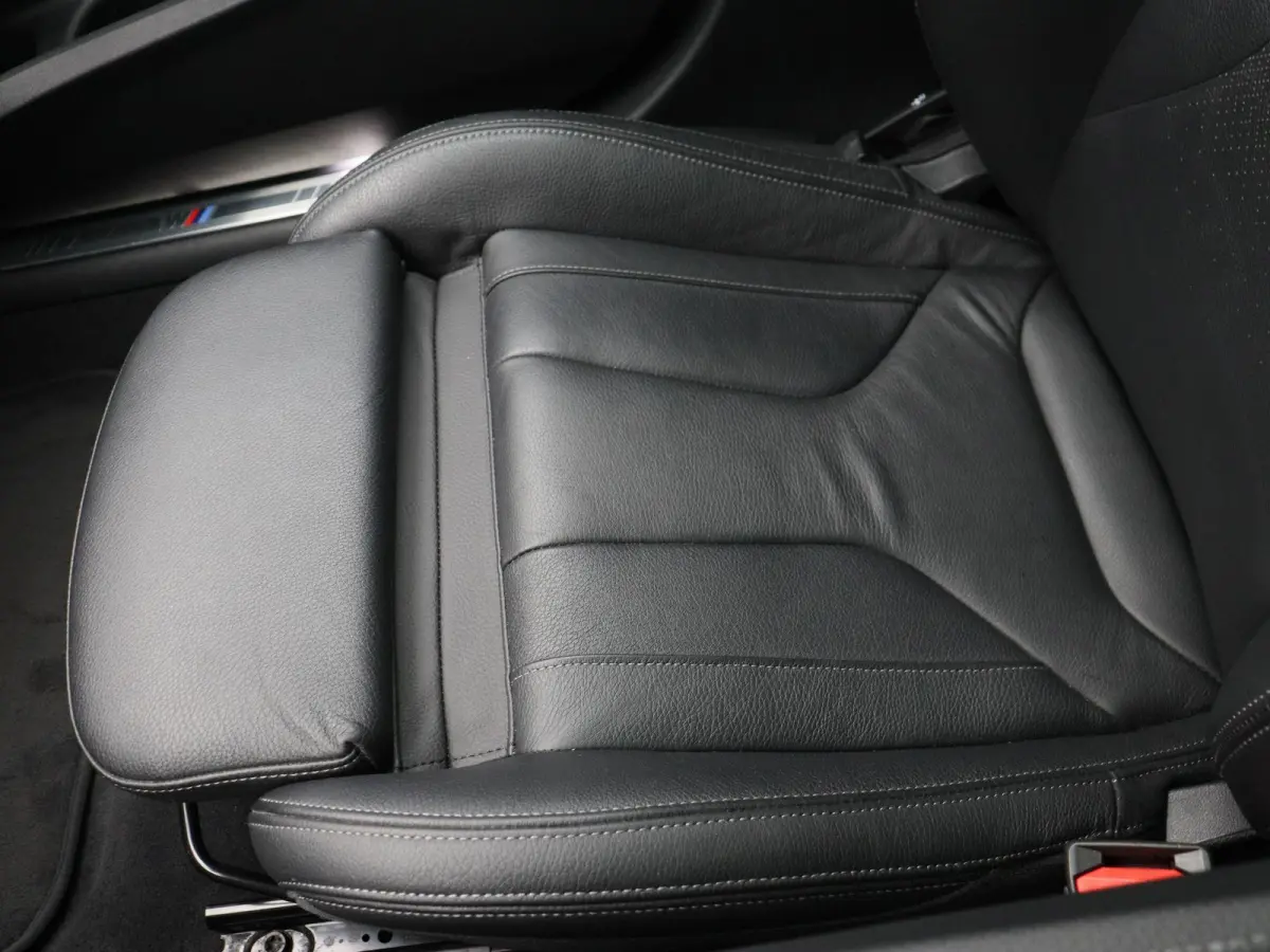 5-deurs 120i High Executive | M Sportpakket | Comfort Pack | Parking Pack | Stuurwielrand Verwarmd | Panoramadak | M Sportstoelen | Head Up Display | 19''