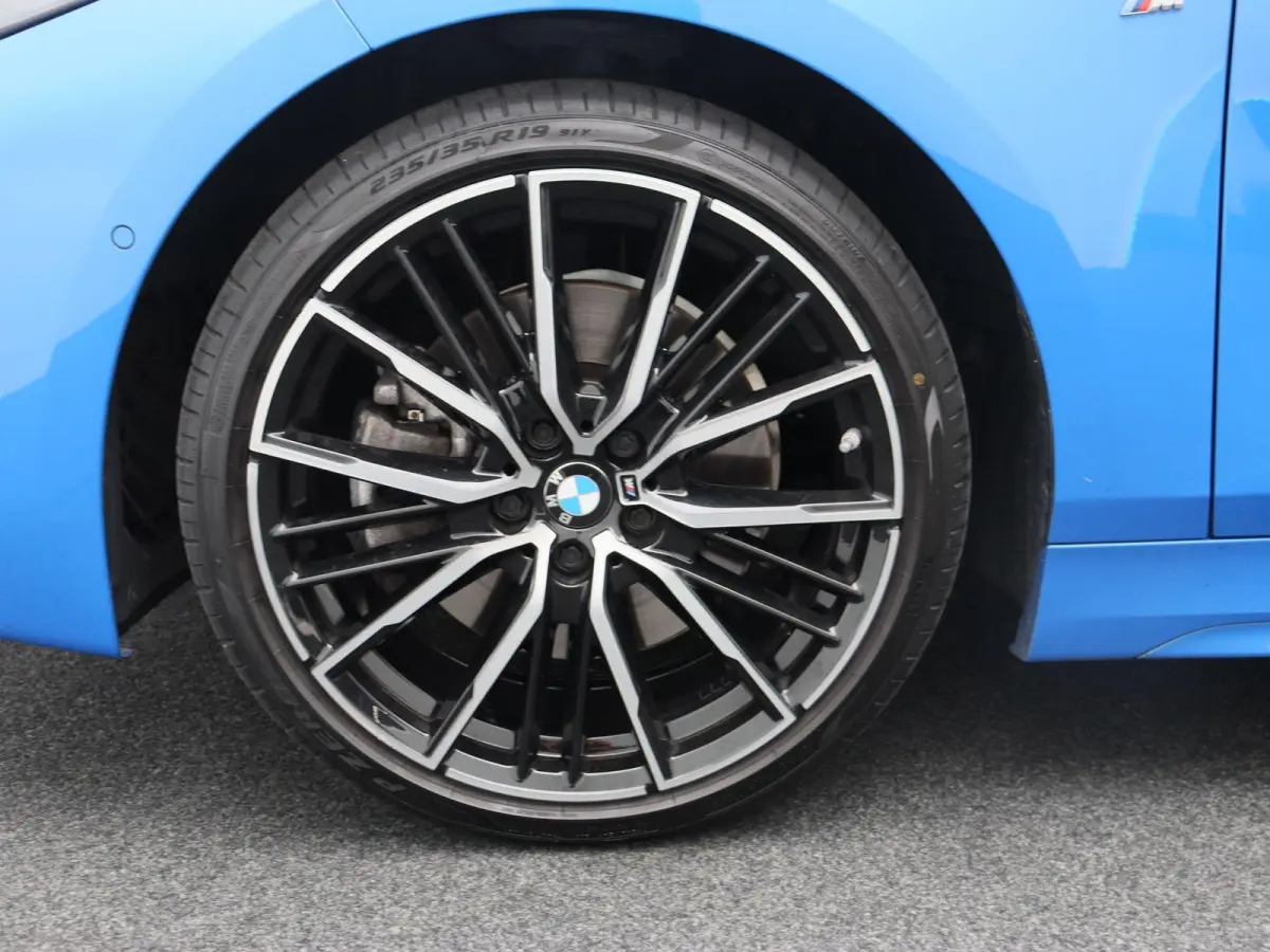 5-deurs 120i High Executive | M Sportpakket | Comfort Pack | Parking Pack | Stuurwielrand Verwarmd | Panoramadak | M Sportstoelen | Head Up Display | 19''
