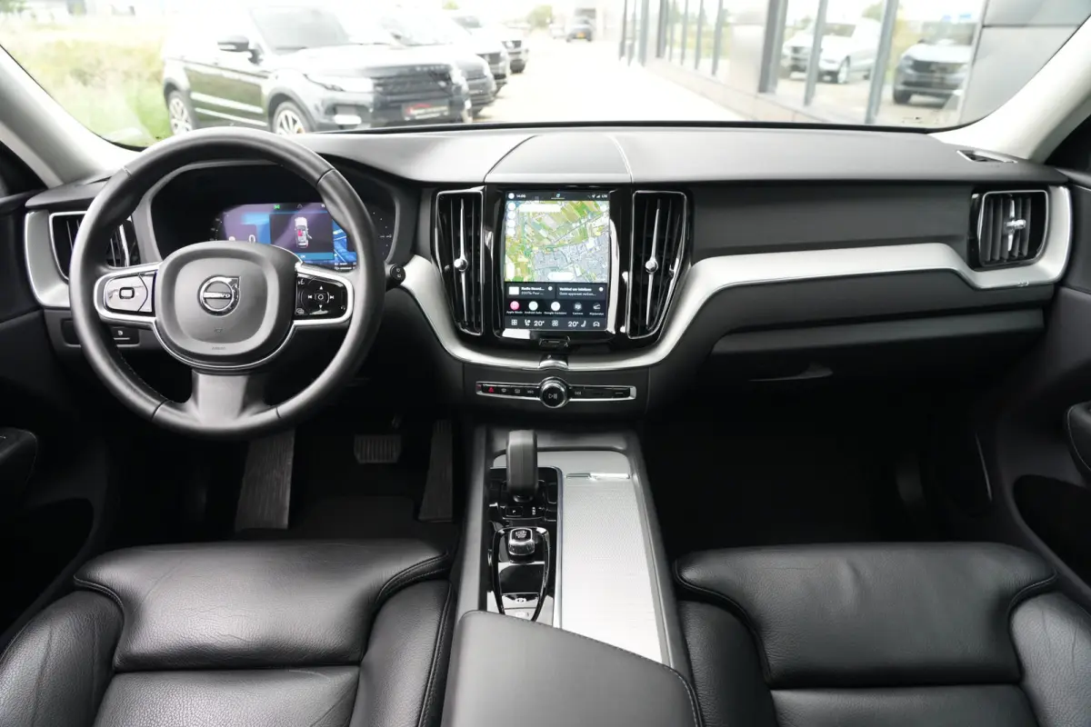 2.0 T6 Plug-in hybrid AWD Plus Dark | 350 PK | Panoramadak | Leder | Trekhaak | Volvo XC60 2.0 T6 Plug-in Hybrid AWD Plus Dark met 2.0 viercilinder plug-in hybride aandrijflijn en 350 PK, vo