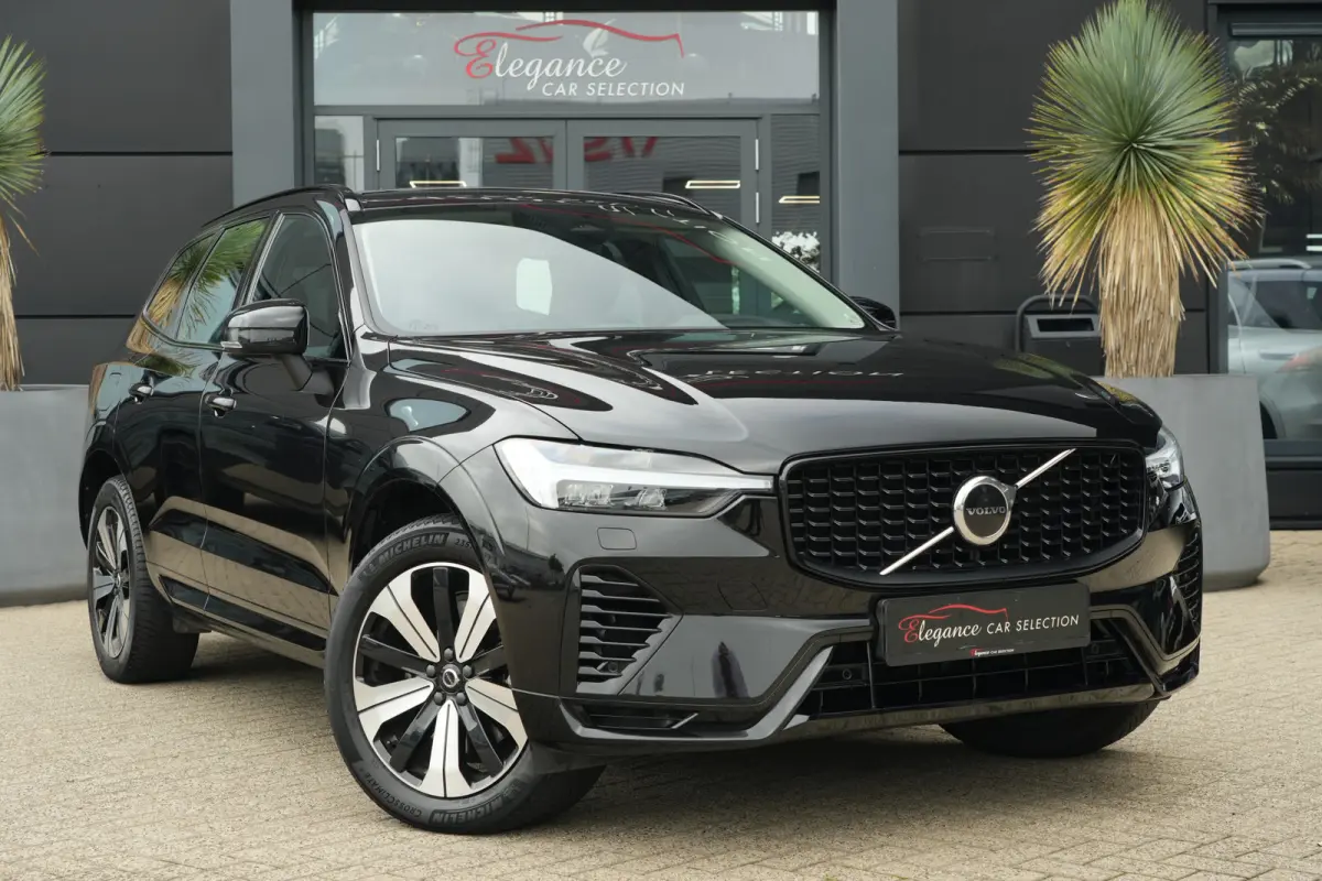 2.0 T6 Plug-in hybrid AWD Plus Dark | 350 PK | Panoramadak | Leder | Trekhaak | Volvo XC60 2.0 T6 Plug-in Hybrid AWD Plus Dark met 2.0 viercilinder plug-in hybride aandrijflijn en 350 PK, vo
