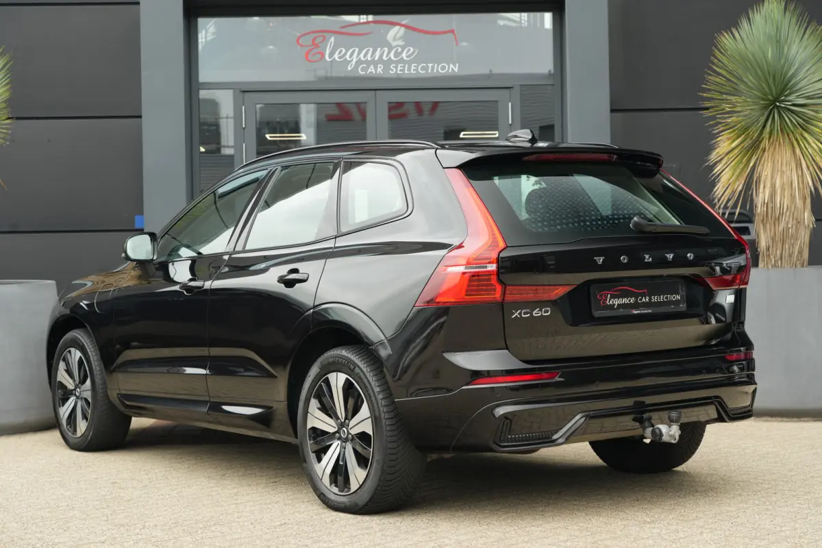 2.0 T6 Plug-in hybrid AWD Plus Dark | 350 PK | Panoramadak | Leder | Trekhaak | Volvo XC60 2.0 T6 Plug-in Hybrid AWD Plus Dark met 2.0 viercilinder plug-in hybride aandrijflijn en 350 PK, vo