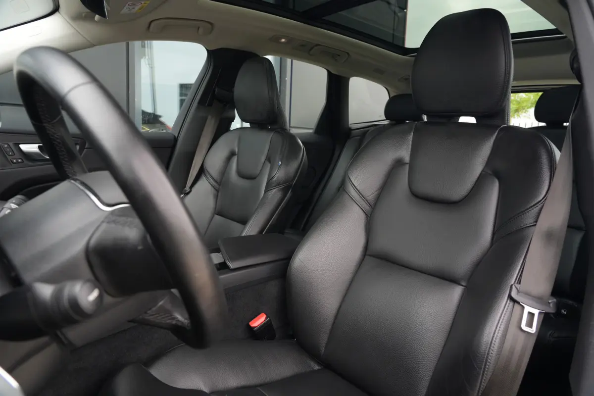 2.0 T6 Plug-in hybrid AWD Plus Dark | 350 PK | Panoramadak | Leder | Trekhaak | Volvo XC60 2.0 T6 Plug-in Hybrid AWD Plus Dark met 2.0 viercilinder plug-in hybride aandrijflijn en 350 PK, vo