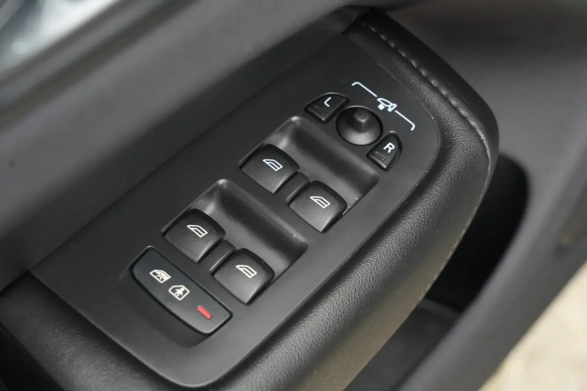2.0 T6 Plug-in hybrid AWD Plus Dark | 350 PK | Panoramadak | Leder | Trekhaak | Volvo XC60 2.0 T6 Plug-in Hybrid AWD Plus Dark met 2.0 viercilinder plug-in hybride aandrijflijn en 350 PK, vo