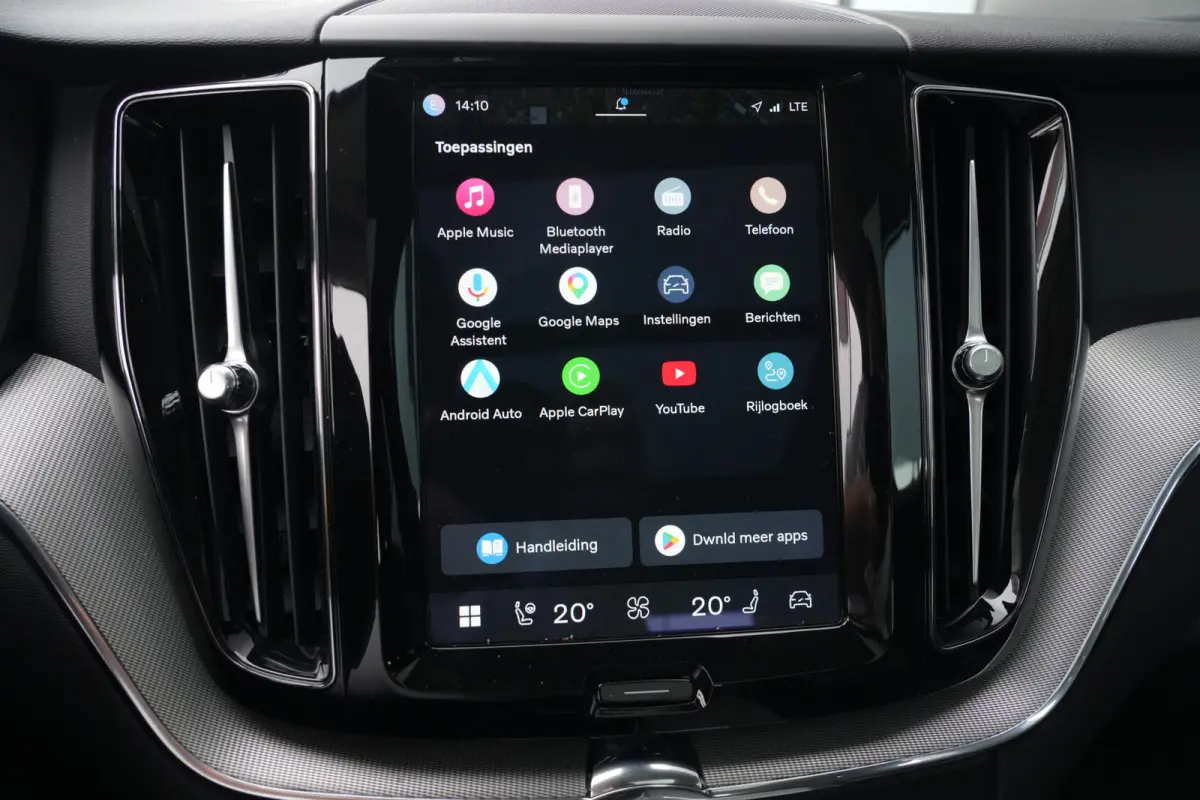 2.0 T6 Plug-in hybrid AWD Plus Dark | 350 PK | Panoramadak | Leder | Trekhaak | Volvo XC60 2.0 T6 Plug-in Hybrid AWD Plus Dark met 2.0 viercilinder plug-in hybride aandrijflijn en 350 PK, vo