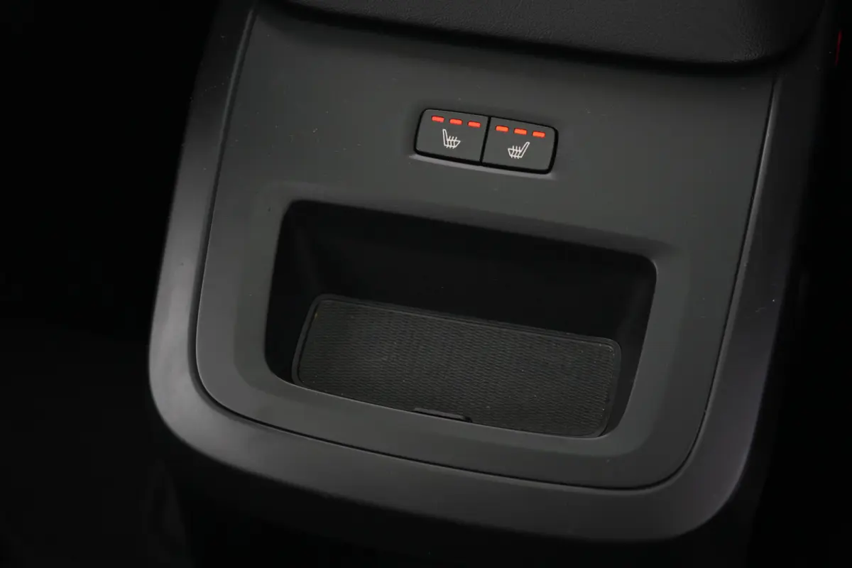 2.0 T6 Plug-in hybrid AWD Plus Dark | 350 PK | Panoramadak | Leder | Trekhaak | Volvo XC60 2.0 T6 Plug-in Hybrid AWD Plus Dark met 2.0 viercilinder plug-in hybride aandrijflijn en 350 PK, vo