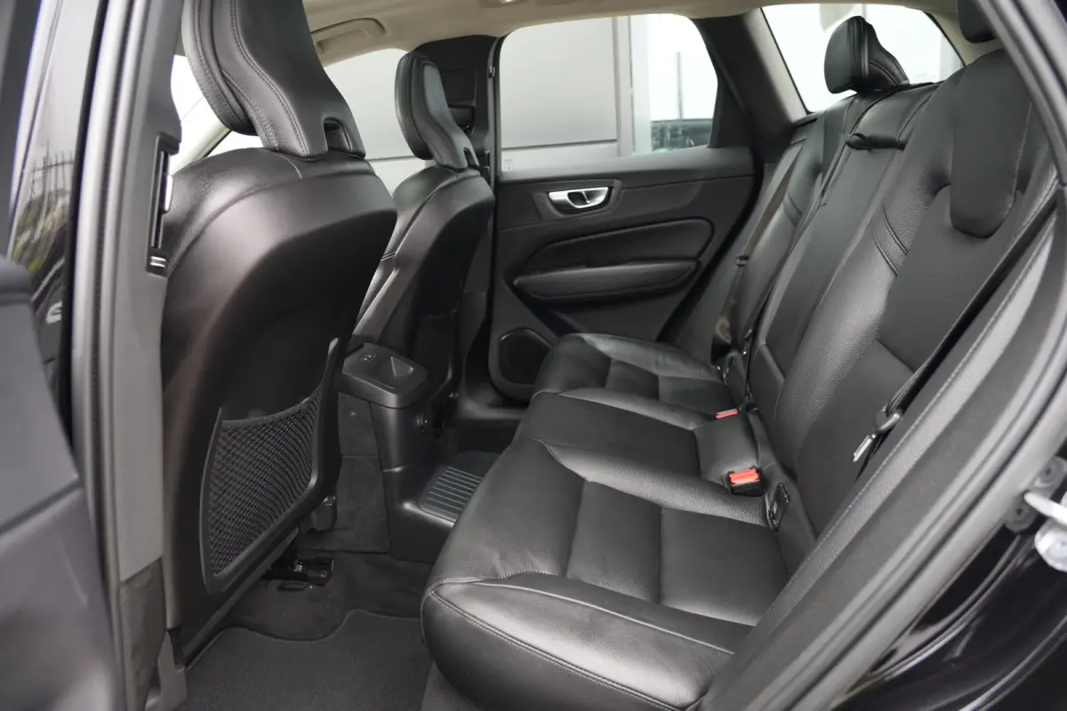 2.0 T6 Plug-in hybrid AWD Plus Dark | 350 PK | Panoramadak | Leder | Trekhaak | Volvo XC60 2.0 T6 Plug-in Hybrid AWD Plus Dark met 2.0 viercilinder plug-in hybride aandrijflijn en 350 PK, vo