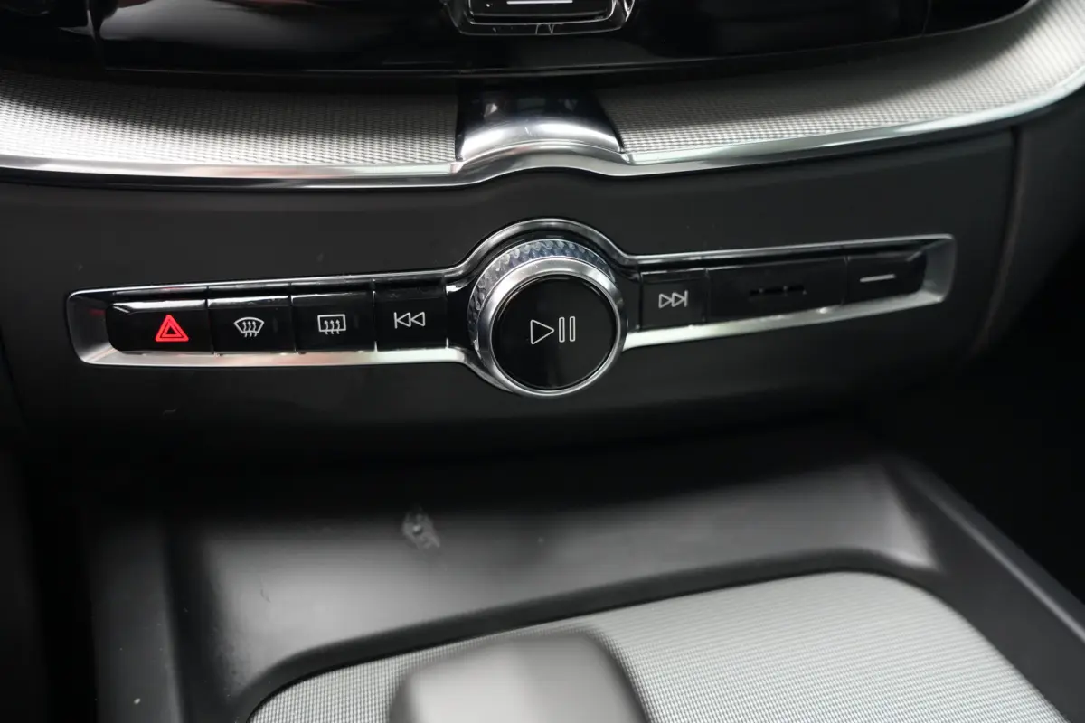 2.0 T6 Plug-in hybrid AWD Plus Dark | 350 PK | Panoramadak | Leder | Trekhaak | Volvo XC60 2.0 T6 Plug-in Hybrid AWD Plus Dark met 2.0 viercilinder plug-in hybride aandrijflijn en 350 PK, vo