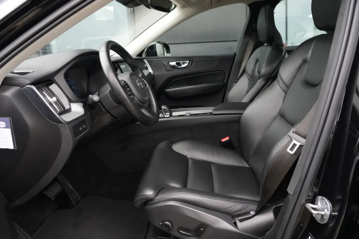 2.0 T6 Plug-in hybrid AWD Plus Dark | 350 PK | Panoramadak | Leder | Trekhaak | Volvo XC60 2.0 T6 Plug-in Hybrid AWD Plus Dark met 2.0 viercilinder plug-in hybride aandrijflijn en 350 PK, vo