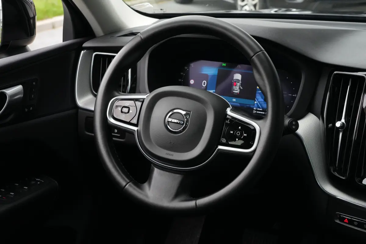 2.0 T6 Plug-in hybrid AWD Plus Dark | 350 PK | Panoramadak | Leder | Trekhaak | Volvo XC60 2.0 T6 Plug-in Hybrid AWD Plus Dark met 2.0 viercilinder plug-in hybride aandrijflijn en 350 PK, vo
