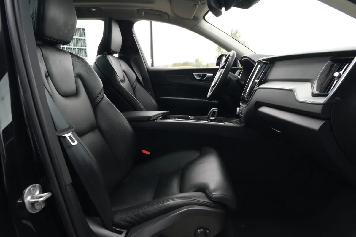 2.0 T6 Plug-in hybrid AWD Plus Dark | 350 PK | Panoramadak | Leder | Trekhaak | Volvo XC60 2.0 T6 Plug-in Hybrid AWD Plus Dark met 2.0 viercilinder plug-in hybride aandrijflijn en 350 PK, vo