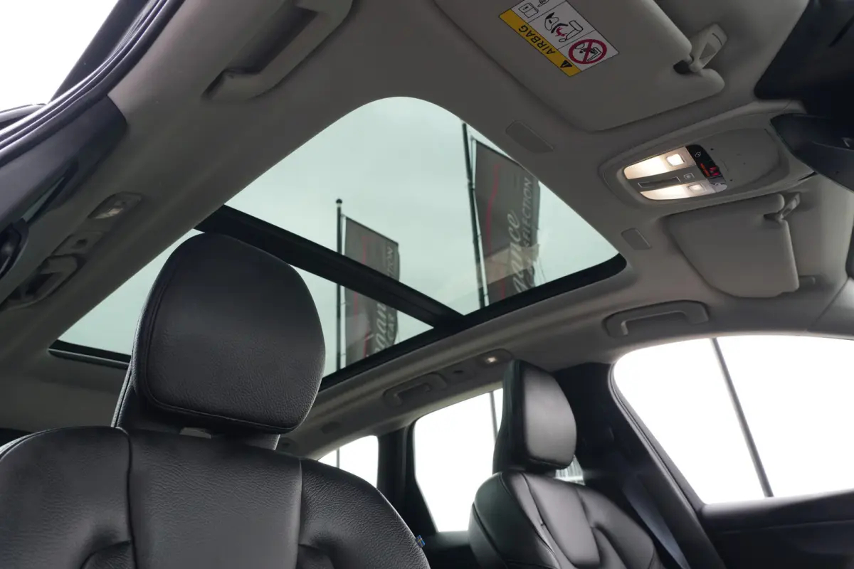 2.0 T6 Plug-in hybrid AWD Plus Dark | 350 PK | Panoramadak | Leder | Trekhaak | Volvo XC60 2.0 T6 Plug-in Hybrid AWD Plus Dark met 2.0 viercilinder plug-in hybride aandrijflijn en 350 PK, vo