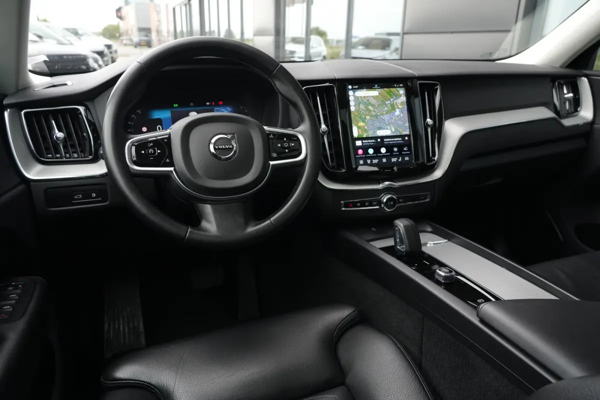 2.0 T6 Plug-in hybrid AWD Plus Dark | 350 PK | Panoramadak | Leder | Trekhaak | Volvo XC60 2.0 T6 Plug-in Hybrid AWD Plus Dark met 2.0 viercilinder plug-in hybride aandrijflijn en 350 PK, vo