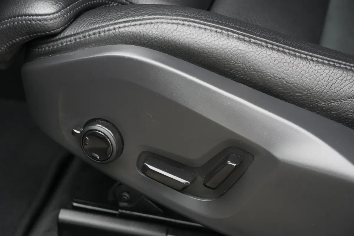 2.0 T6 Plug-in hybrid AWD Plus Dark | 350 PK | Panoramadak | Leder | Trekhaak | Volvo XC60 2.0 T6 Plug-in Hybrid AWD Plus Dark met 2.0 viercilinder plug-in hybride aandrijflijn en 350 PK, vo