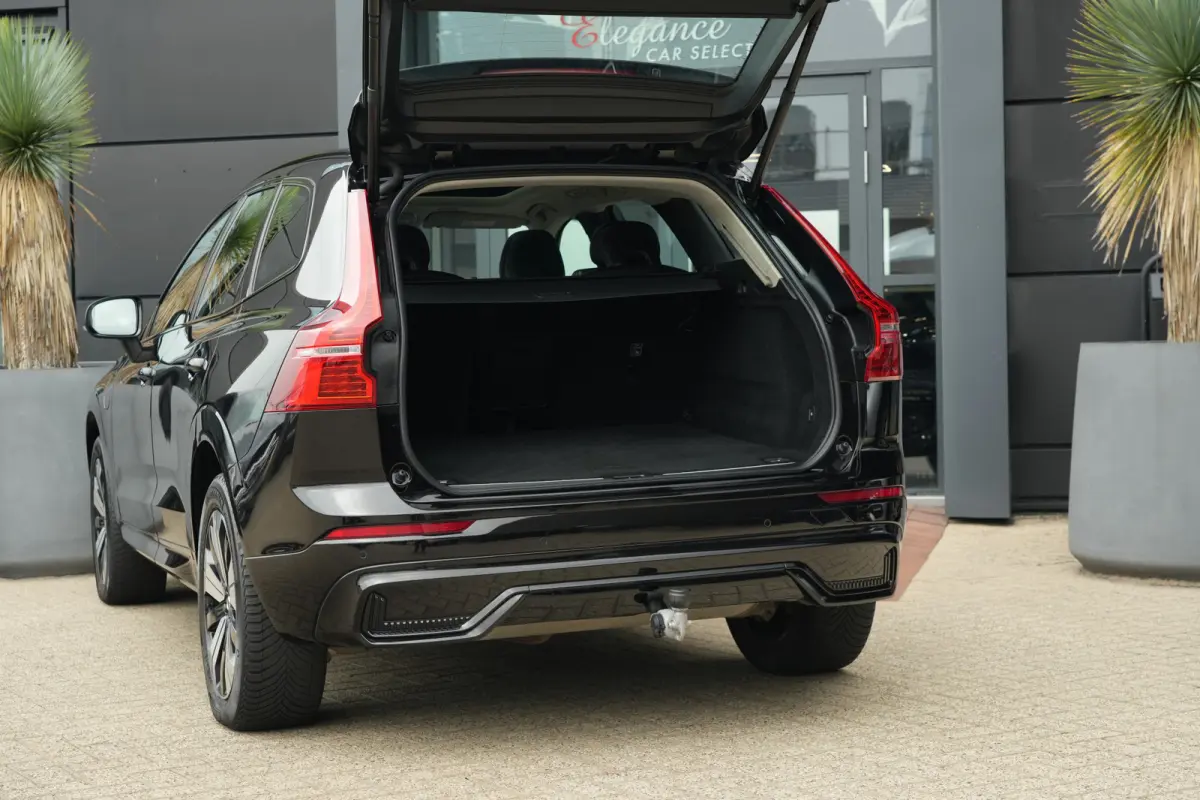 2.0 T6 Plug-in hybrid AWD Plus Dark | 350 PK | Panoramadak | Leder | Trekhaak | Volvo XC60 2.0 T6 Plug-in Hybrid AWD Plus Dark met 2.0 viercilinder plug-in hybride aandrijflijn en 350 PK, vo